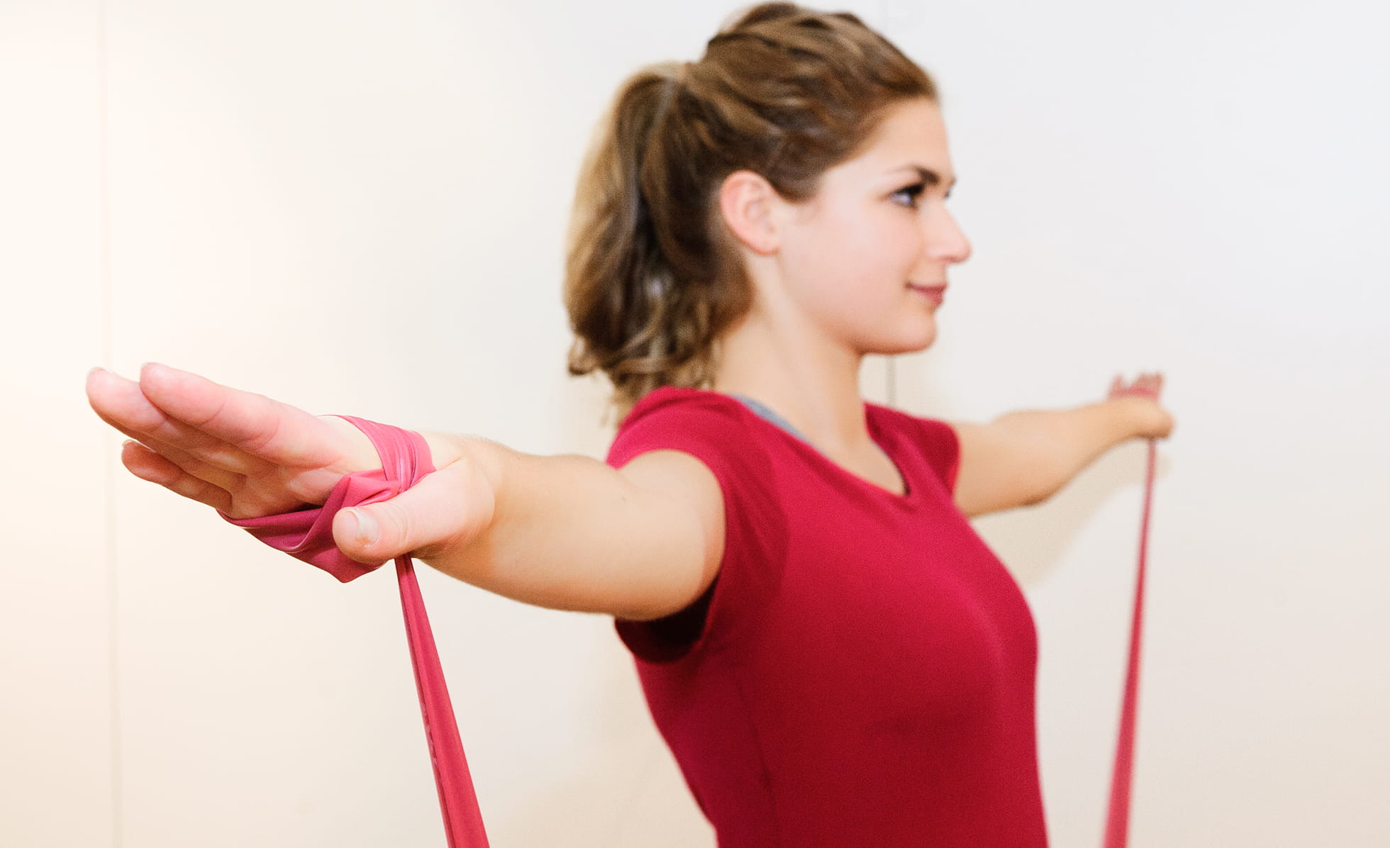 Physiotherapie Übung mit Theraband Patientin