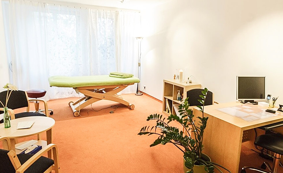 Praxisraum mit Behandlungsliege und Pflanzen
